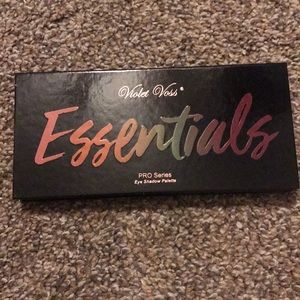 Violet Voss Essentials Pallet